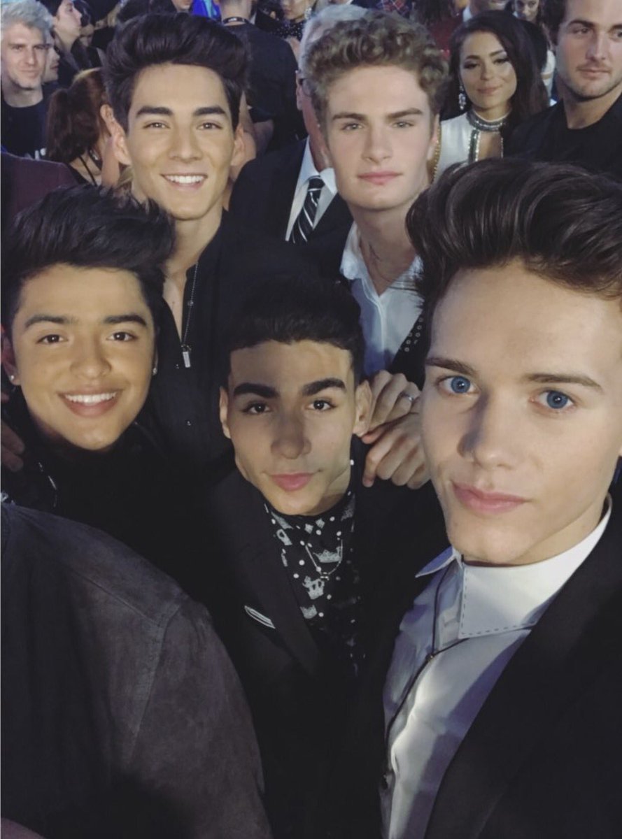 RT @BoyBandABC: It's @InRealLife looking super handsome at the #VMAs! https://t.co/YfzIWWn5g6