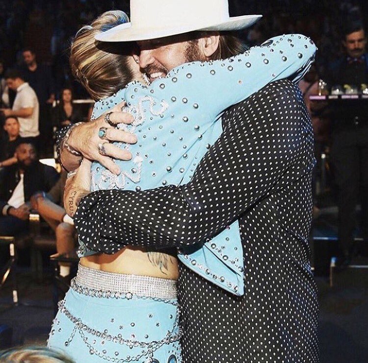 Dads hugs are the best hugs! @billyraycyrus @vmas https://t.co/4CQN5EbIVR