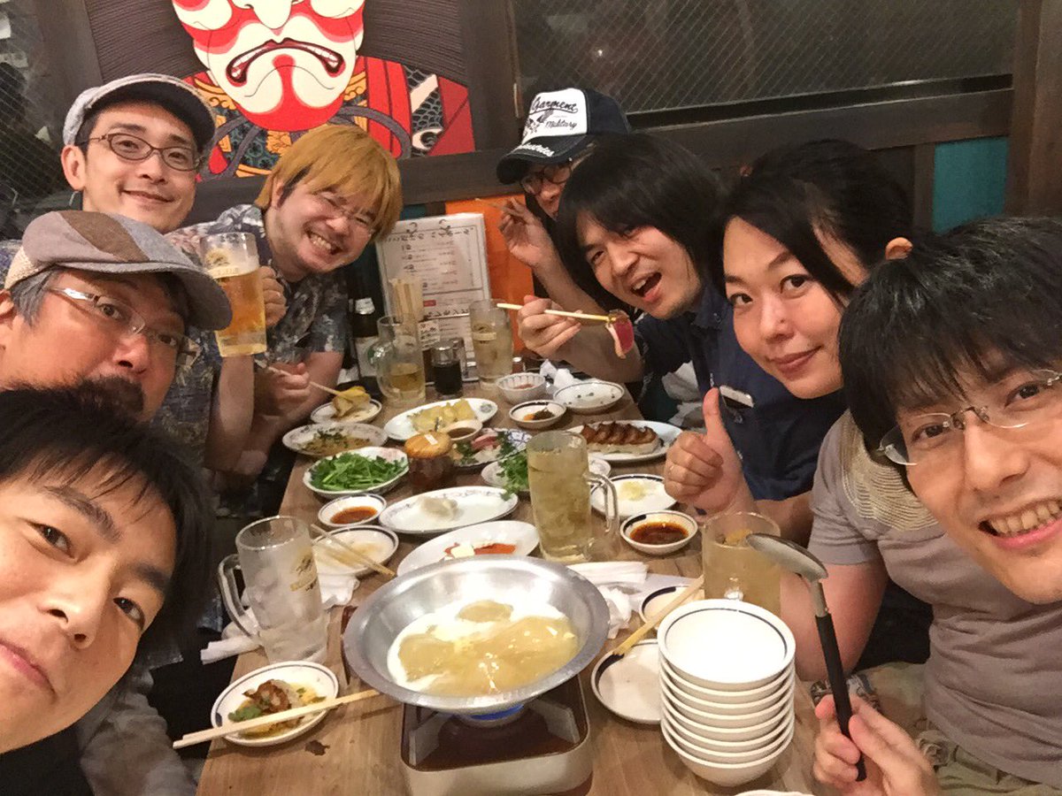 今日はコミケの打ち上げ。餃子を全種類たのんでテーブルに乗らない大惨事よ #poripori 今日はコミケの打ち上げ。餃子を全種類たのんでテーブルに乗らない大惨事よ #poripori
