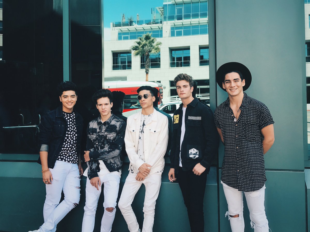 RT @InRealLife: Busy day in LA https://t.co/l7ZZ3rqcfy