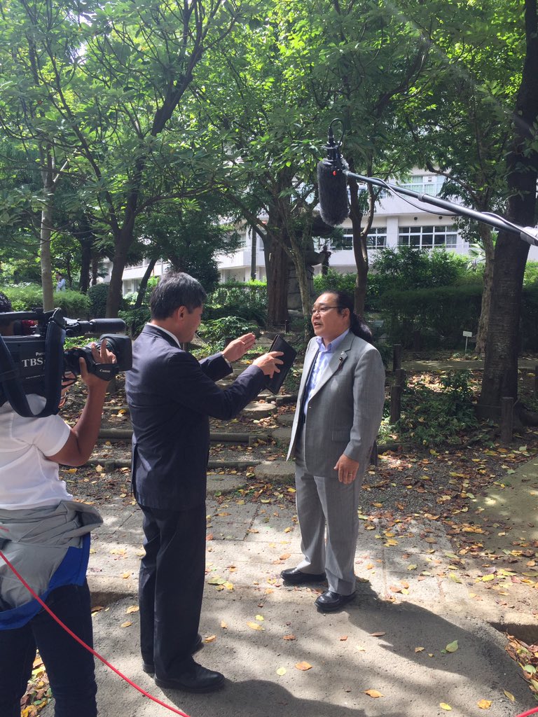 先ほどの写真ではロン毛ナチ墨田区議が攻勢にまわってるように見えるが、実際は日下部記者に「震災後に総理大臣や正力松太郎が虐 先ほどの写真ではロン毛ナチ墨田区議が攻勢にまわってるように見えるが、実際は日下部記者に「震災後に総理大臣や正力松太郎が虐