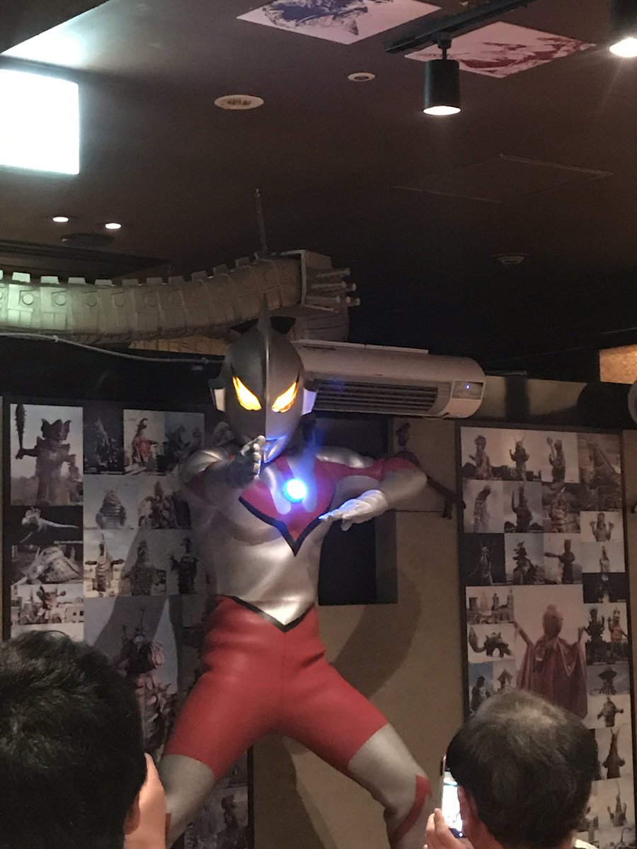 怪獣酒場行ってカラオケ行ってきた。にせウルトラマンを雑なうちわで応援するスタイル。 怪獣酒場行ってカラオケ行ってきた。にせウルトラマンを雑なうちわで応援するスタイル。