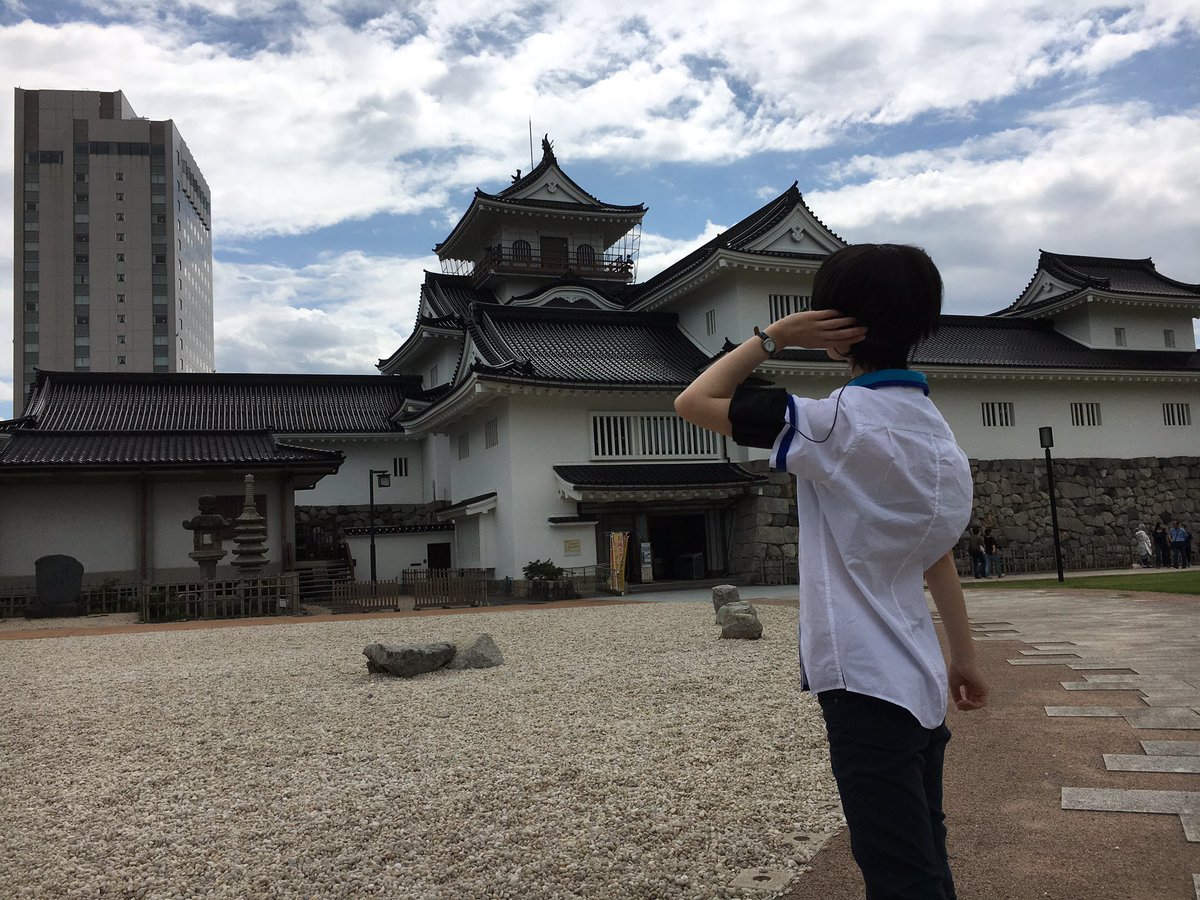 富山城前にて #クロムクロ を撮影する茅くん 富山城前にて #クロムクロ を撮影する茅くん