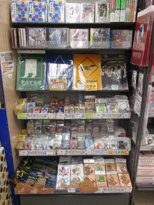 【キャラグッズ入荷情報①】本日「有頂天家族」のグッズ多種入荷!兄弟たちの特大缶バッチも入荷どすえ~!その他のグッズもコー 【キャラグッズ入荷情報①】本日「有頂天家族」のグッズ多種入荷!兄弟たちの特大缶バッチも入荷どすえ~!その他のグッズもコー