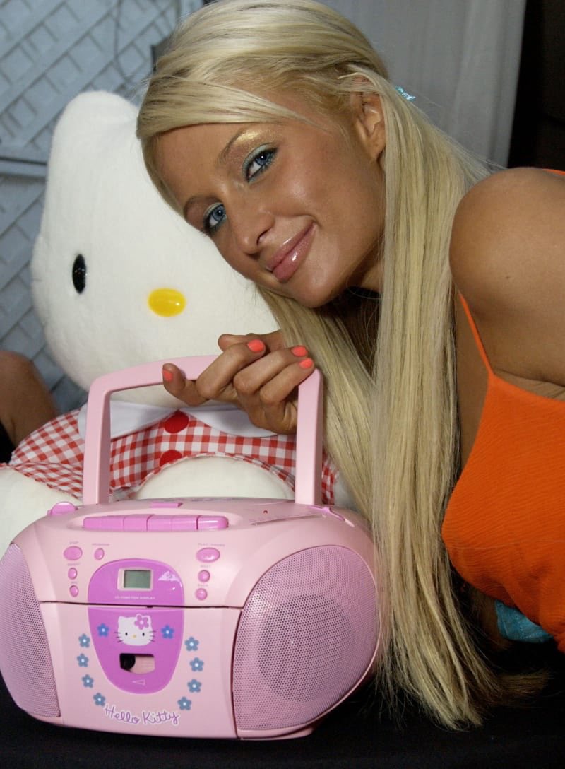 Smiling while holding a pink Hello Kitty boombox. https://t.co/pNIbT64Kra