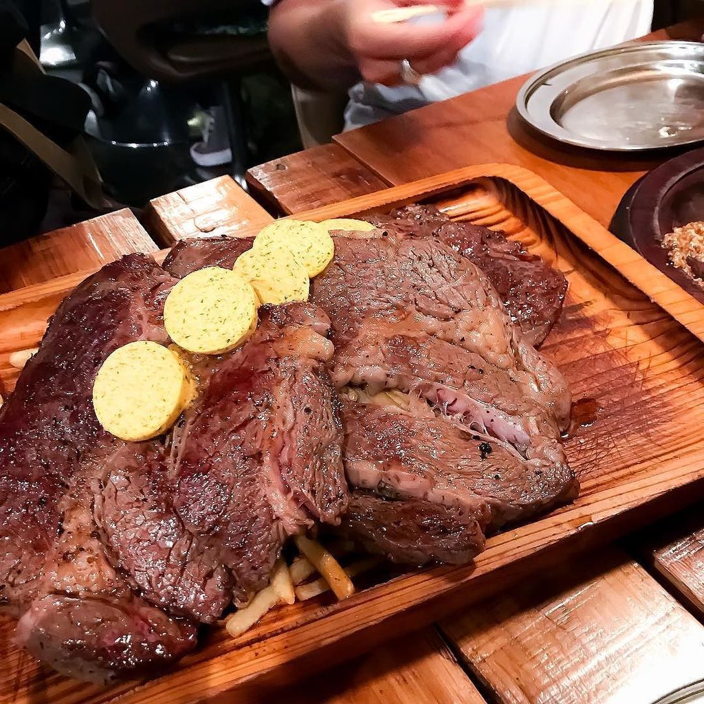 昨晩は会長にデカい肉をご馳走になりました。PARK店長と3人でシンギュラリティとかシュミレーション理論とかはたから見たら 昨晩は会長にデカい肉をご馳走になりました。PARK店長と3人でシンギュラリティとかシュミレーション理論とかはたから見たら