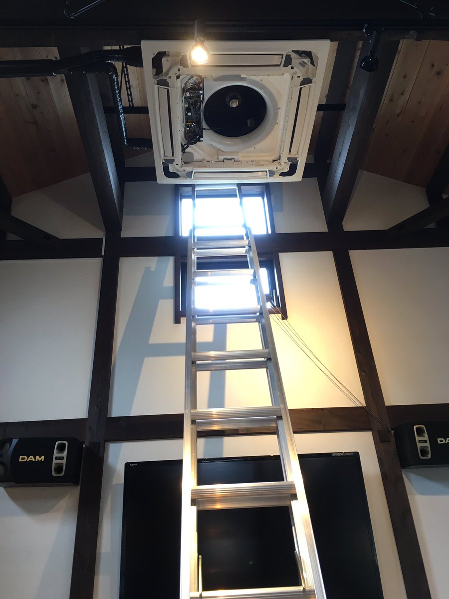 さっきまでハンダ付けしてたと思ったら。実は私は電気屋なのでドローンだけでは無くエアコンも修理します。 さっきまでハンダ付けしてたと思ったら。実は私は電気屋なのでドローンだけでは無くエアコンも修理します。