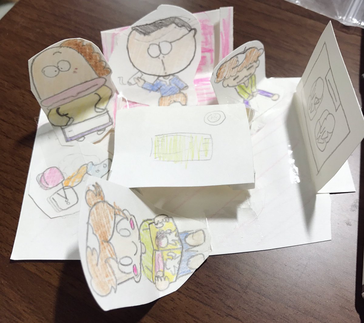 娘がTVみながら何か作ってるなぁーと思ったら、『あたしンち』だった( 笑 )本当に好きなんだな…(*´-`*) 娘がTVみながら何か作ってるなぁーと思ったら、『あたしンち』だった( 笑 )本当に好きなんだな…(*´-`*)