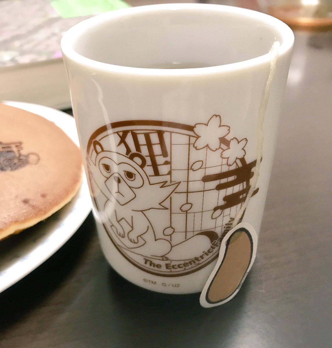 #有頂天 #有頂天家族昨日のお土産の、大どら焼きと揺れるしっぽ茶をいただきつつ、読書の秋の台風の夜。ほうじ茶は良いねぇ。 #有頂天 #有頂天家族昨日のお土産の、大どら焼きと揺れるしっぽ茶をいただきつつ、読書の秋の台風の夜。ほうじ茶は良いねぇ。