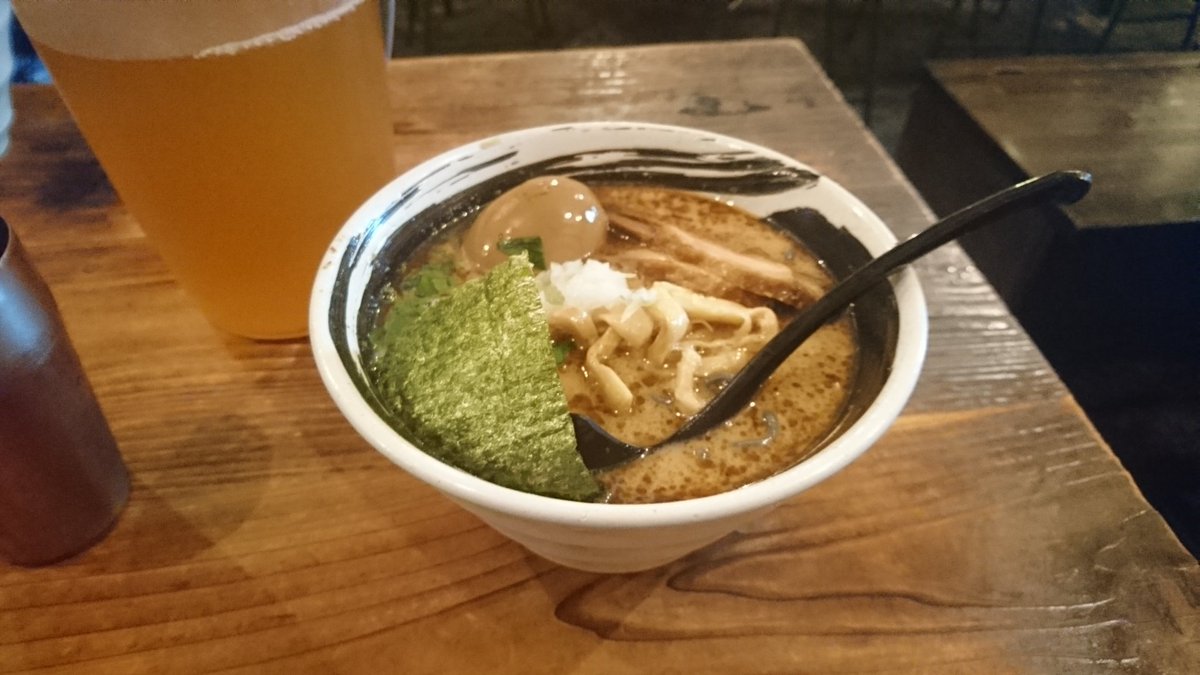 今日はコメディショー終わりにみんなでラーメン🤣🍜7人で食べきりーー!炭入り麺うまうまー😋ご馳走さまでした!!#ハマトラ 今日はコメディショー終わりにみんなでラーメン🤣🍜7人で食べきりーー!炭入り麺うまうまー😋ご馳走さまでした!!#ハマトラ