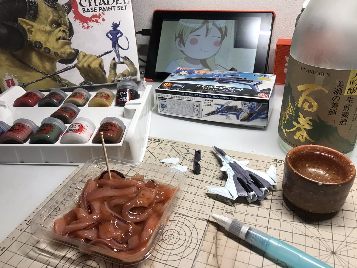 ワカコ酒とかいうアニメのせいで作業机が一瞬にしてダメ空間と化した ワカコ酒とかいうアニメのせいで作業机が一瞬にしてダメ空間と化した