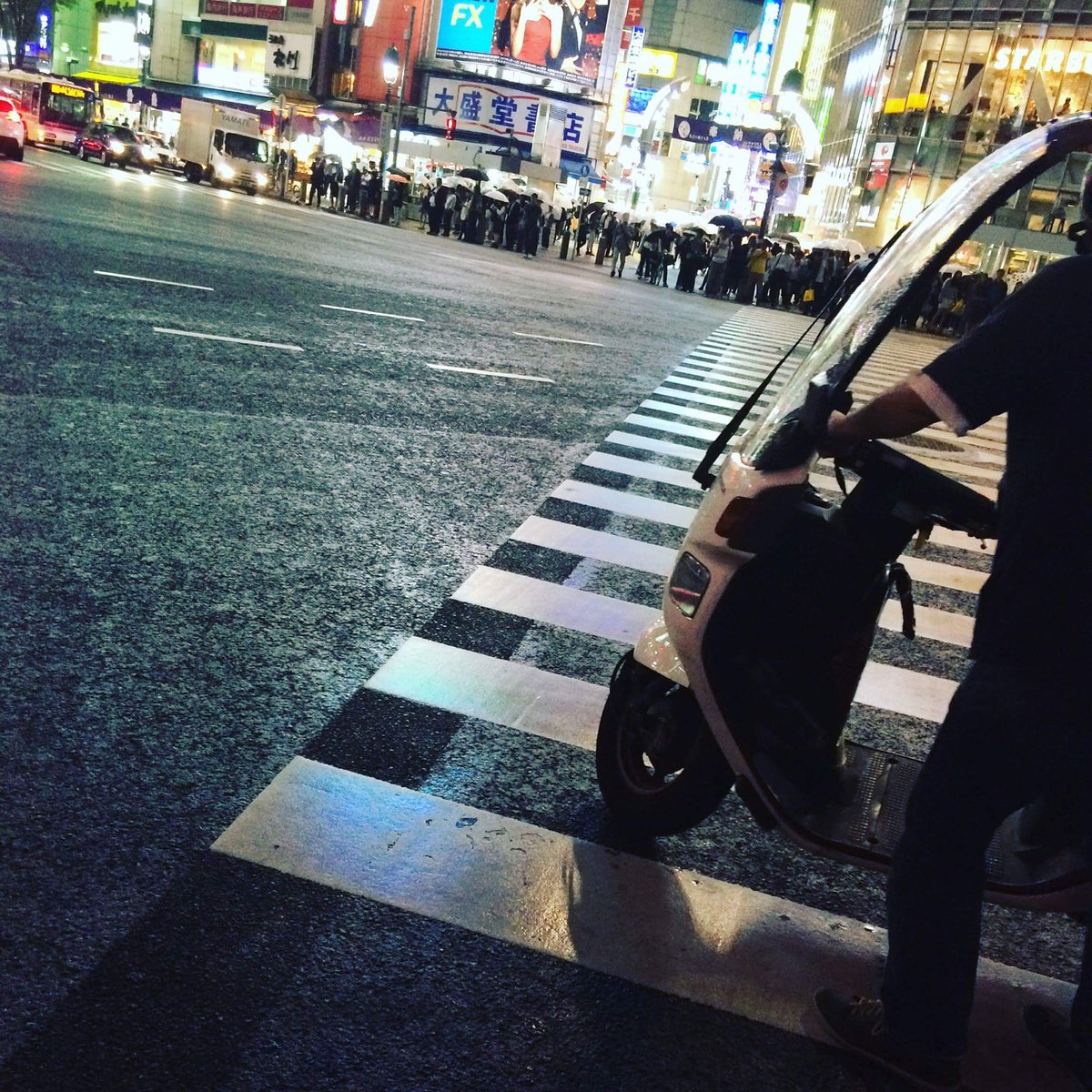 —雷神の 少し響みて 降らずとも 我は留らむ 妹し留めば遠方に引っ越す長年の友人を見送り、帰路の雨。『言の葉の庭』も雨の —雷神の 少し響みて 降らずとも 我は留らむ 妹し留めば遠方に引っ越す長年の友人を見送り、帰路の雨。『言の葉の庭』も雨の
