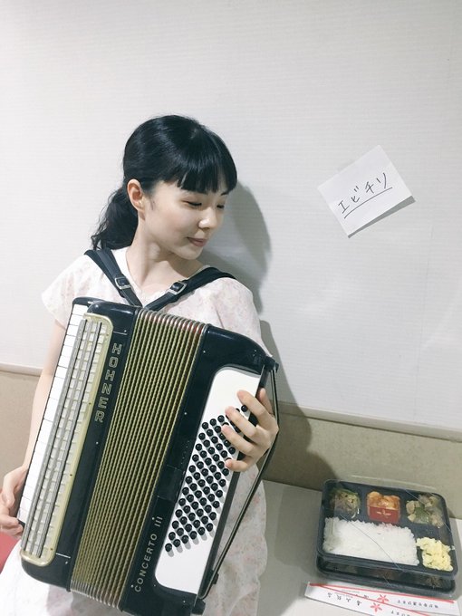 権頭真由さんはインバル&アブシャロムからも信頼厚く、他にも多くの芸術家とコラボしているアコーディオン奏者。心地よく響く美 権頭真由さんはインバル&アブシャロムからも信頼厚く、他にも多くの芸術家とコラボしているアコーディオン奏者。心地よく響く美