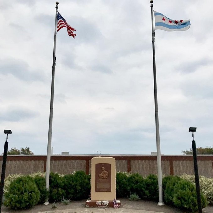 Milton Oliver #ArmyHeroes #NavyPier #ChicagoParkDistrict #flagpoles #Chicago #FlagMemorials https://t.co/UBTzgEW6g1 https://t.co/ujINMhwr6r
