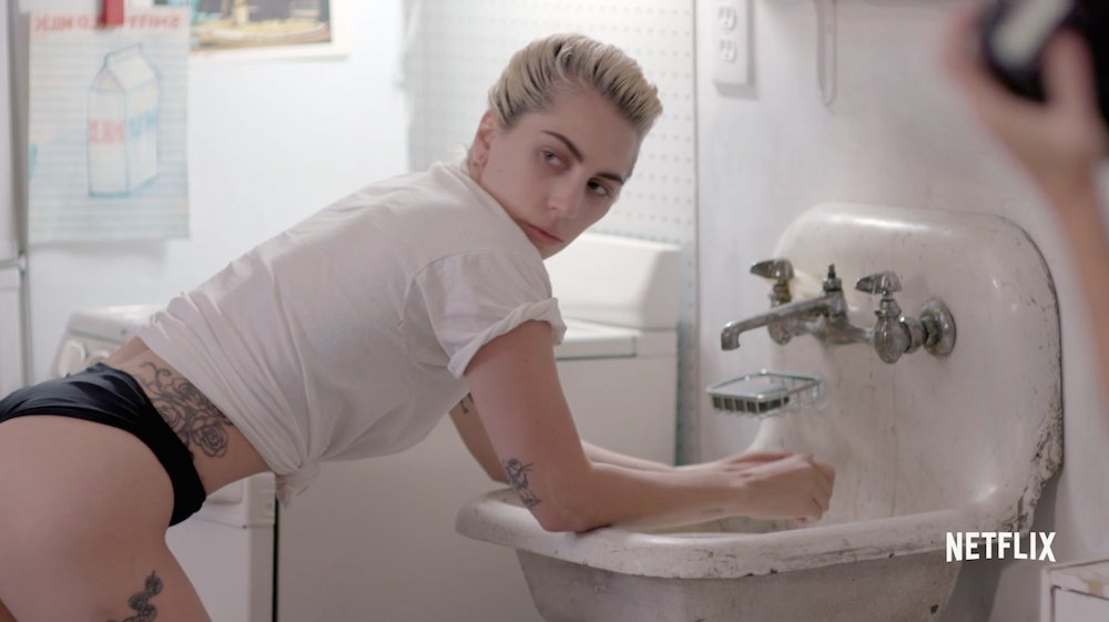 #GagaFiveFootTwo https://t.co/8oMKKiiMSy