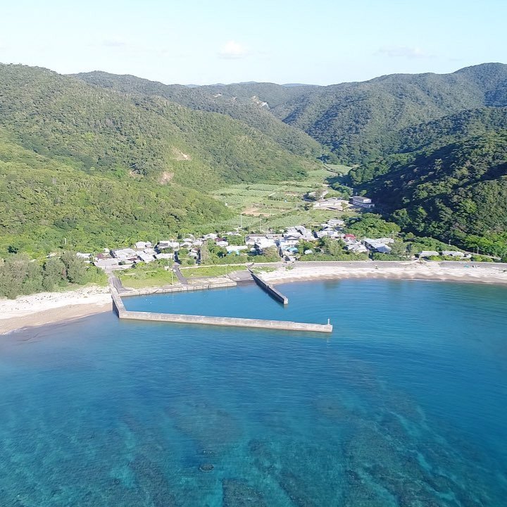 秋徳集落@加計呂麻島台風で海が濁っててこの透明度です。#奄美大島 #奄美 #奄美群島 #加計呂麻島 #ドローン #空撮 秋徳集落@加計呂麻島台風で海が濁っててこの透明度です。#奄美大島 #奄美 #奄美群島 #加計呂麻島 #ドローン #空撮
