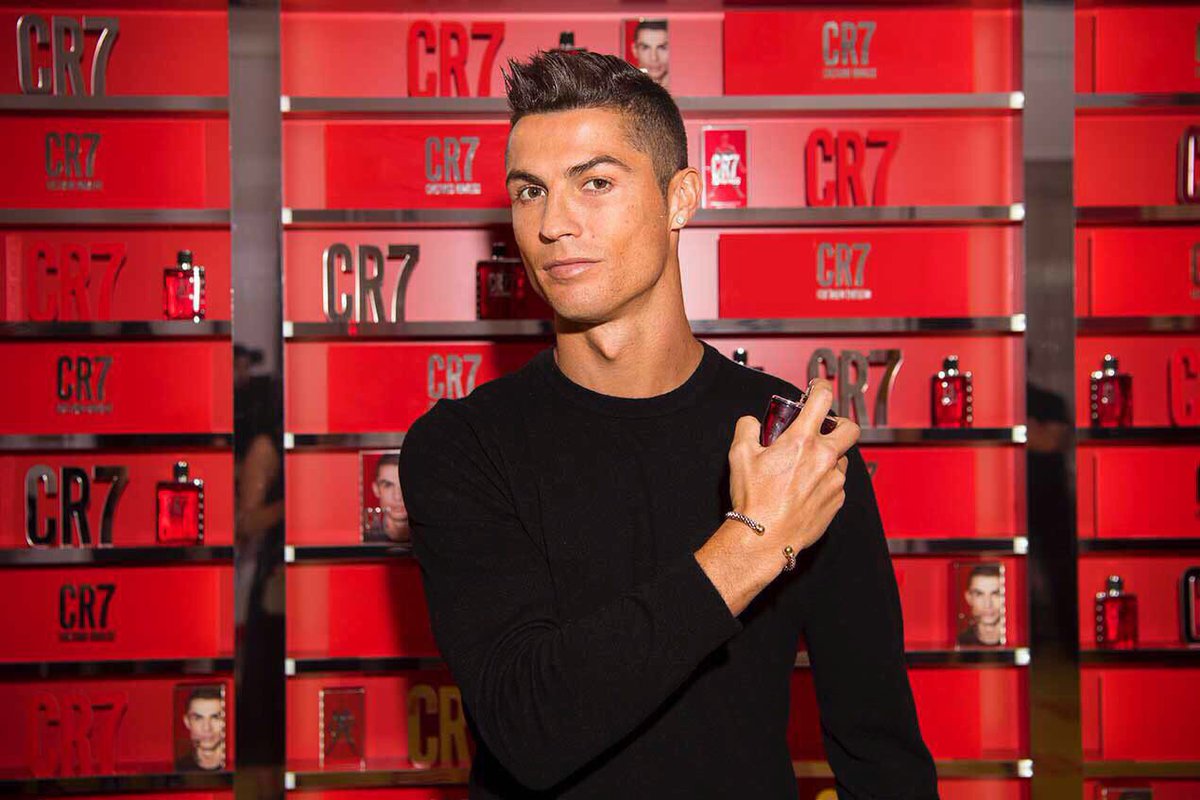 Having fun tonight at the global launch of my first casual fragrance, CR7! ????????⚽ #cr7fragrance #myfragranceyourgame https://t.co/QzCaUHlyOm