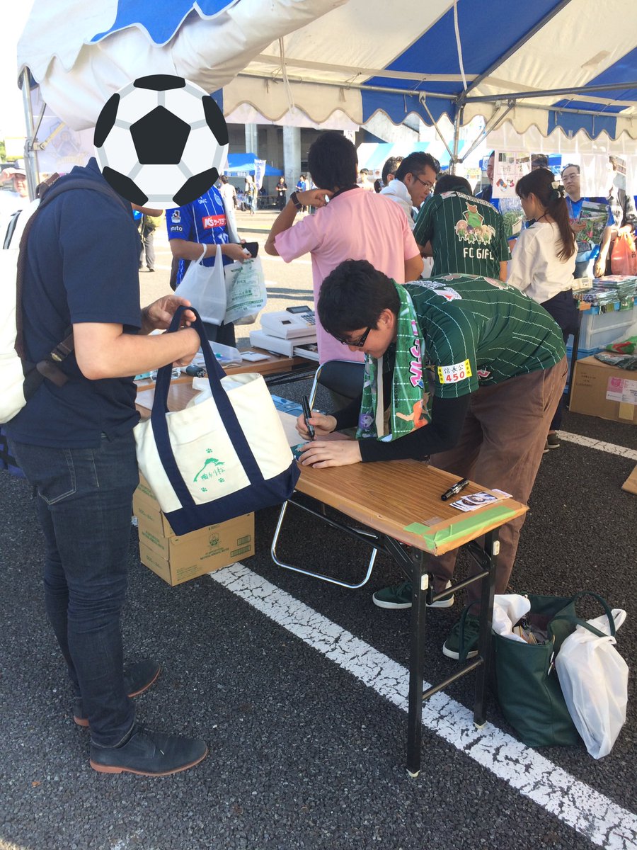 ケーズデンキスタジアム水戸、洗脳(?)ソング流れる「のうりん」ブースでは、原作者・白鳥先生の即興サイン会が行われておりま ケーズデンキスタジアム水戸、洗脳(?)ソング流れる「のうりん」ブースでは、原作者・白鳥先生の即興サイン会が行われておりま