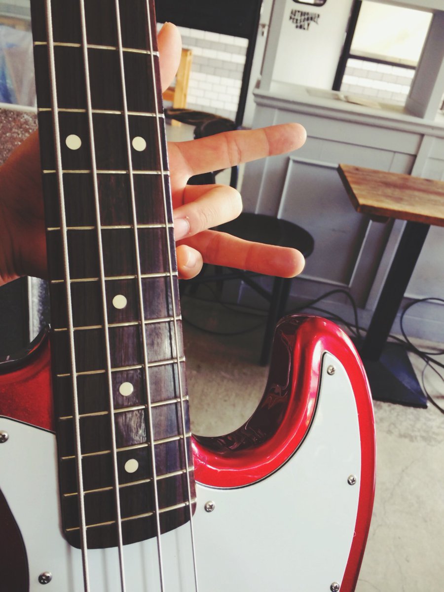 現場で使ってたモモのベース#覆面系ノイズ #モモ #ベース #ベンベン裕太。 現場で使ってたモモのベース#覆面系ノイズ #モモ #ベース #ベンベン裕太。