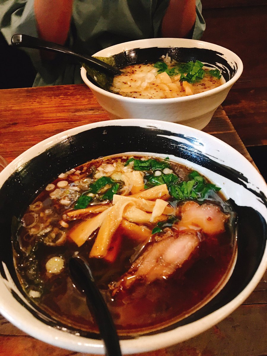 「無料でわたあめ食べ放題」ができるラーメンの名店。おしゃれな内装。BGMはEDM。竹炭粉末が練り込まれた黒色麺は便秘解消 「無料でわたあめ食べ放題」ができるラーメンの名店。おしゃれな内装。BGMはEDM。竹炭粉末が練り込まれた黒色麺は便秘解消