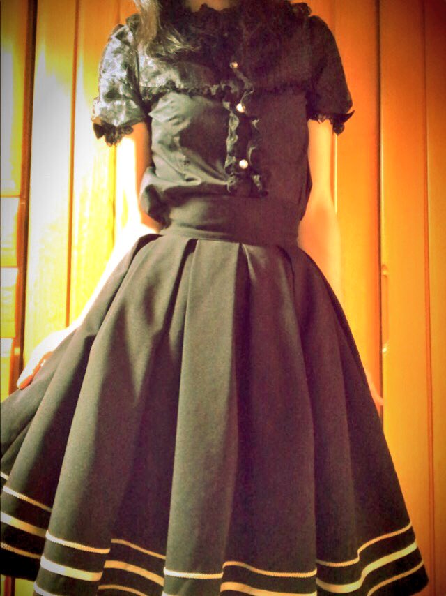 今日はチェロキーじゃなくて白衣にしたけど、私服は黒くしてみたヾ(:3ヾ∠)_お父様「魔女の宅急便か…竹箒を持っていきなさ 今日はチェロキーじゃなくて白衣にしたけど、私服は黒くしてみたヾ(:3ヾ∠)_お父様「魔女の宅急便か…竹箒を持っていきなさ
