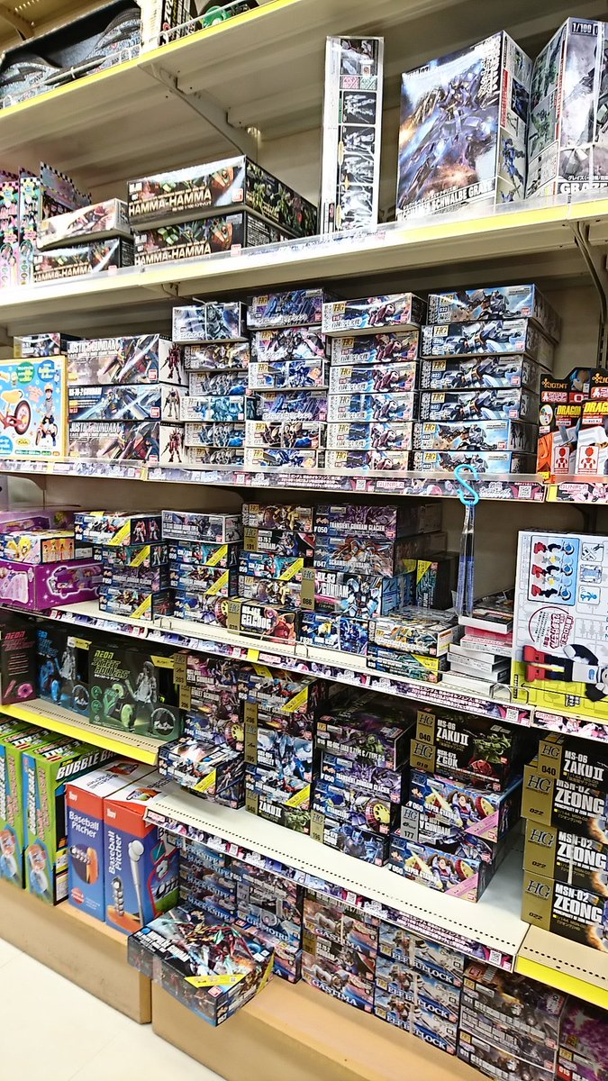 ショピングセンターに来ると必ずオモチャコーナーのガンプラを見に行く。新しいビルドファイターズ観たいな。#ここは品数が少な ショピングセンターに来ると必ずオモチャコーナーのガンプラを見に行く。新しいビルドファイターズ観たいな。#ここは品数が少な