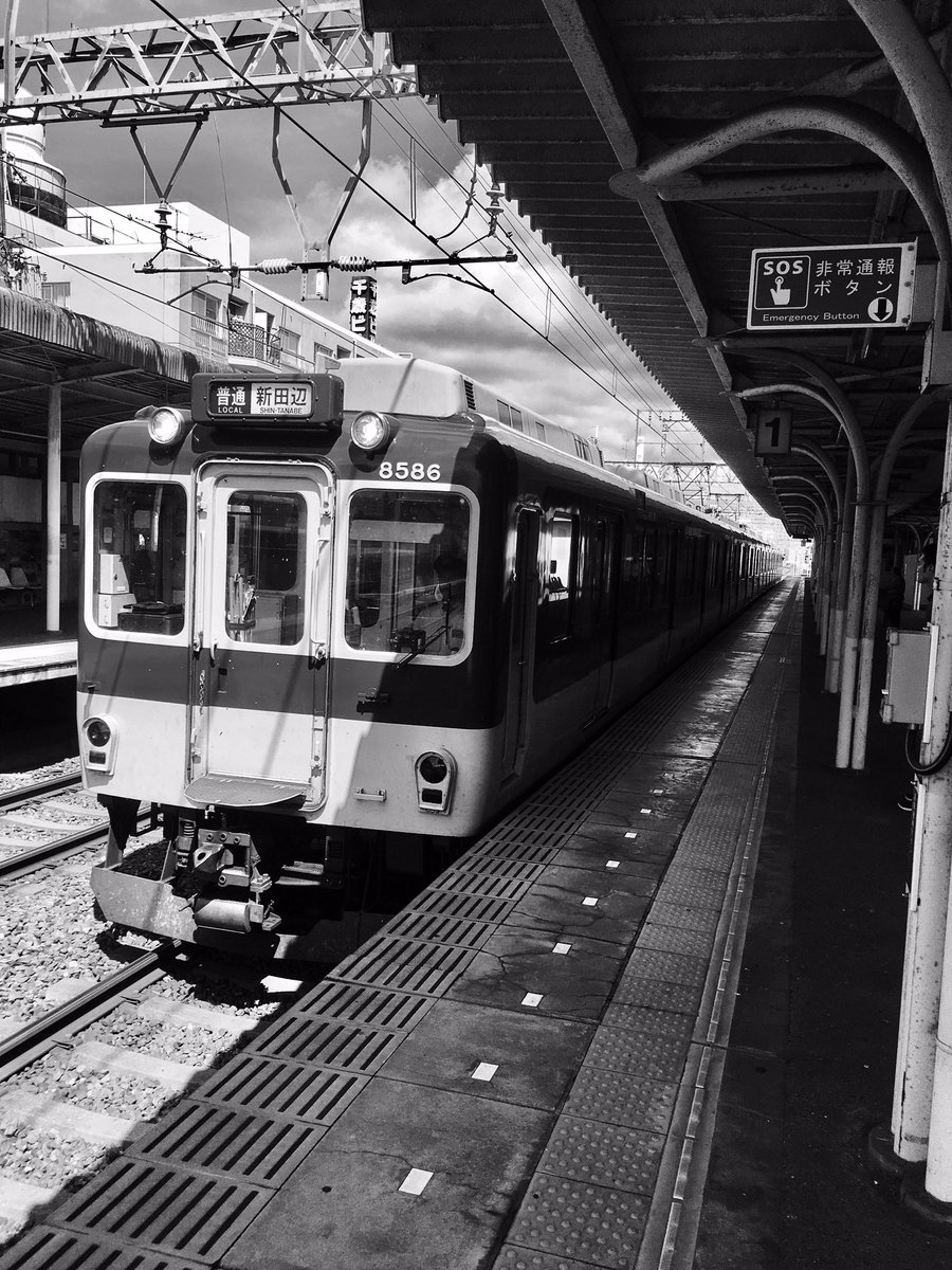 本日は通院の日😊晴れていて気持ちがいい。#近鉄 #電車#モノクローム #白黒#写真好きな人と繋がりたい#写真撮ってる人と 本日は通院の日😊晴れていて気持ちがいい。#近鉄 #電車#モノクローム #白黒#写真好きな人と繋がりたい#写真撮ってる人と