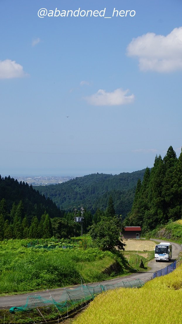 参加者一同絶賛のスポット遠く富山湾を望む、山あいの棚田を往く393号ここは「おおかみこどもの雨と雪」のワンシーンにも登場 参加者一同絶賛のスポット遠く富山湾を望む、山あいの棚田を往く393号ここは「おおかみこどもの雨と雪」のワンシーンにも登場