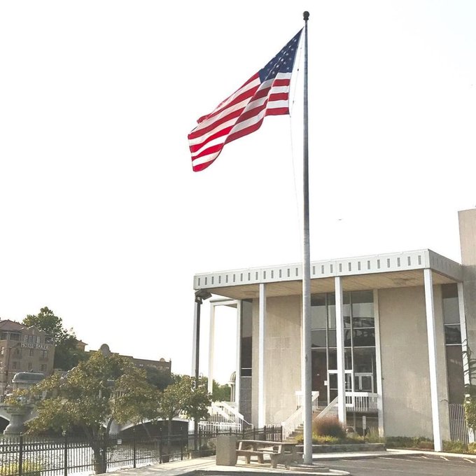 #FoxRiver #BMOHarris one #bankflags #BigFlgDusplay #Geneva #St.Charles #batavia #publicparks #flagpoles #flags. https://t.co/UJ8xf9Zz25 https://t.co/x7oGDB517R