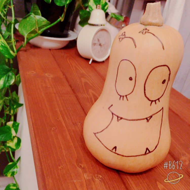 ハロウィンだから、カボチャ買ってきて顔を書こうって思ったんだけど、、、おしりかじり虫にしか見えなくて、おしりかじり虫の顔 ハロウィンだから、カボチャ買ってきて顔を書こうって思ったんだけど、、、おしりかじり虫にしか見えなくて、おしりかじり虫の顔
