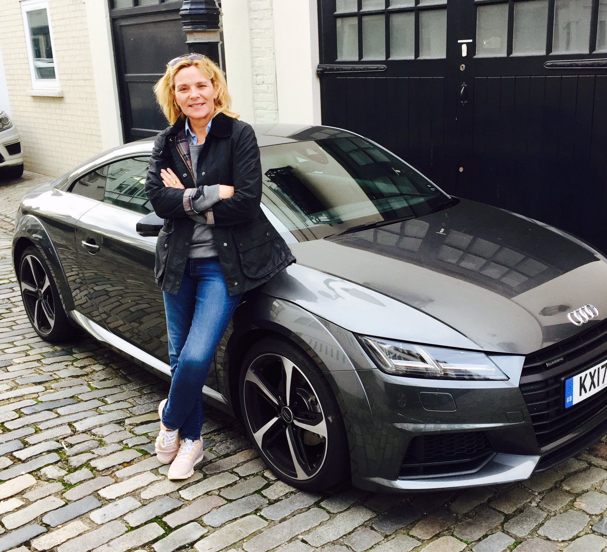 Foto del auto de Kim Cattrall - Nissan Tinda