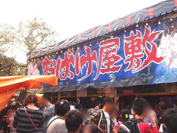 月がきれいの川越まつりのシーンに登場したお化け屋敷(と、一瞬だけ映ったピッチングゲーム)は、毎年恒例の実在する屋台です。 月がきれいの川越まつりのシーンに登場したお化け屋敷(と、一瞬だけ映ったピッチングゲーム)は、毎年恒例の実在する屋台です。