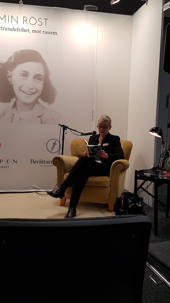 Eva Bonnier läser ur Anne Franks dagbok. Kom till montern, läs och visa stöd. #minrost #Bokmässan 