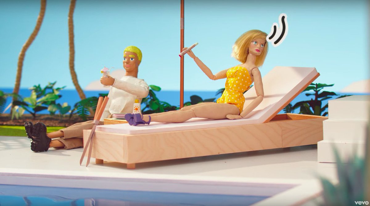 RT @verge: Fergie is a chill, stoner murderer in the stop-motion video for Love is Blind https://t.co/E1p7a6nYWh https://t.co/7RiDd82hil
