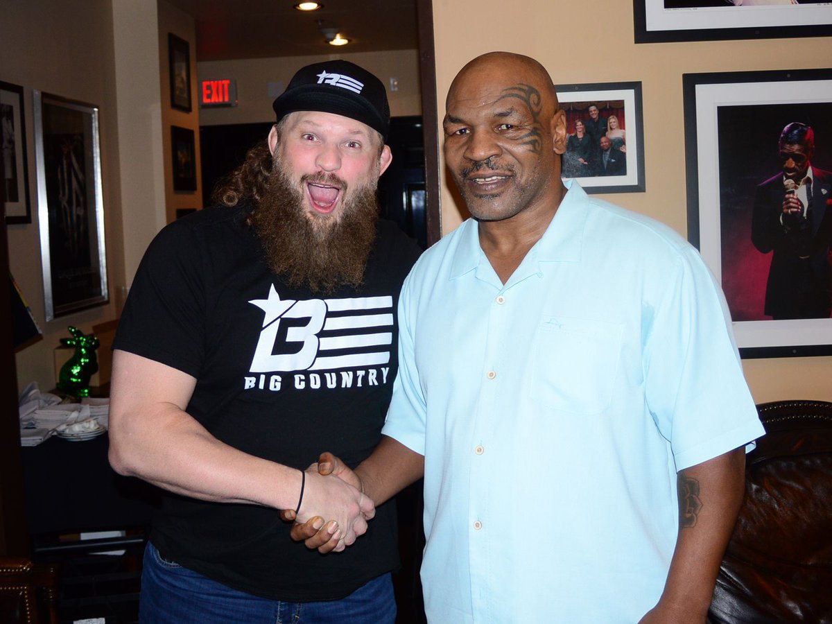 Check out who came to visit my show last night... UFC fighter, @roynelsonmma aka Big Country. https://t.co/QtSH6W7YmM