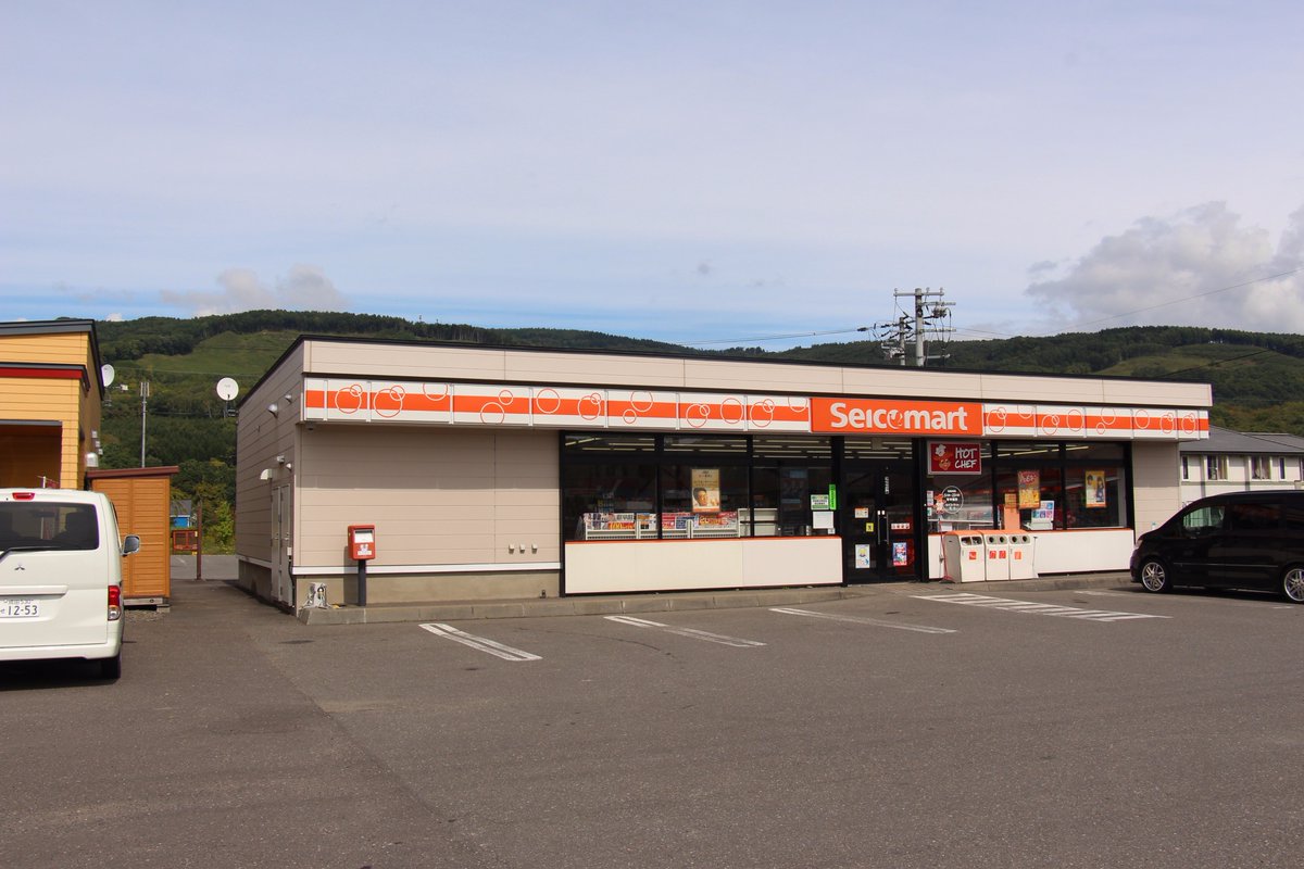 まほいく聖地巡りinセイコーマート編 道央振内のセイコマで間違いなさそうですね。割と特徴的な木の物置はお隣のものっぽい。 まほいく聖地巡りinセイコーマート編 道央振内のセイコマで間違いなさそうですね。割と特徴的な木の物置はお隣のものっぽい。