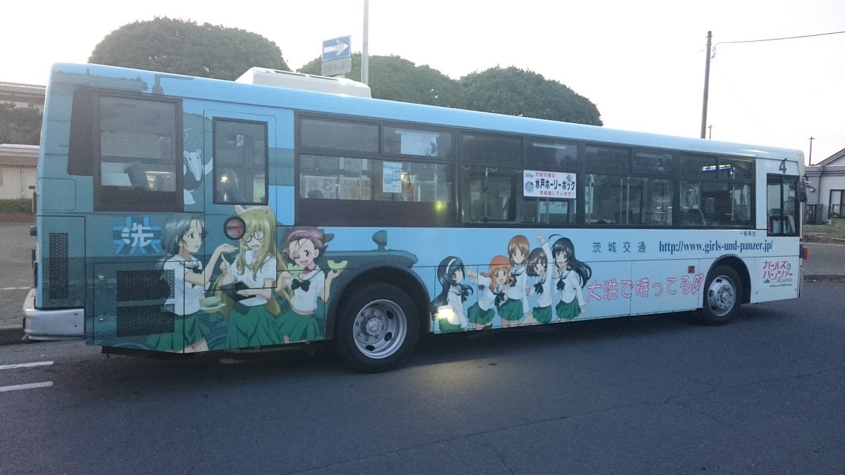 下校途中のバス内から巡礼者に微笑む西住殿。反対側にはねこにゃーが #garupan #oarai 下校途中のバス内から巡礼者に微笑む西住殿。反対側にはねこにゃーが #garupan #oarai