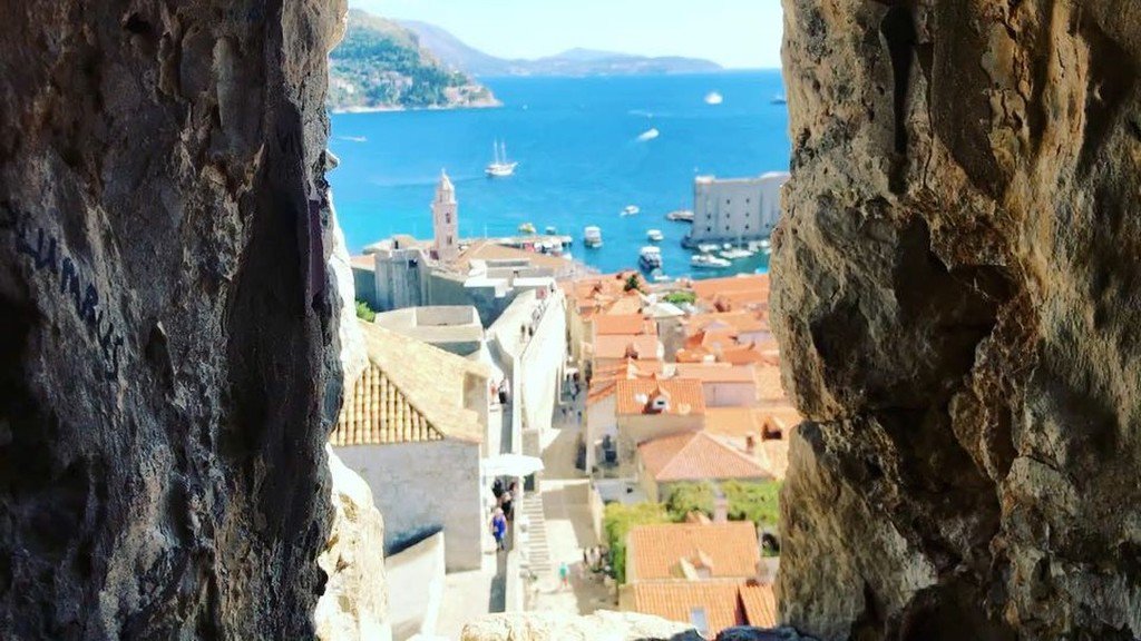 世界一美しい港町という話は、本当だった。完全に「魔女の宅急便」の世界。.#Croatia #Dubrovnik #生活旅 世界一美しい港町という話は、本当だった。完全に「魔女の宅急便」の世界。.#Croatia #Dubrovnik #生活旅
