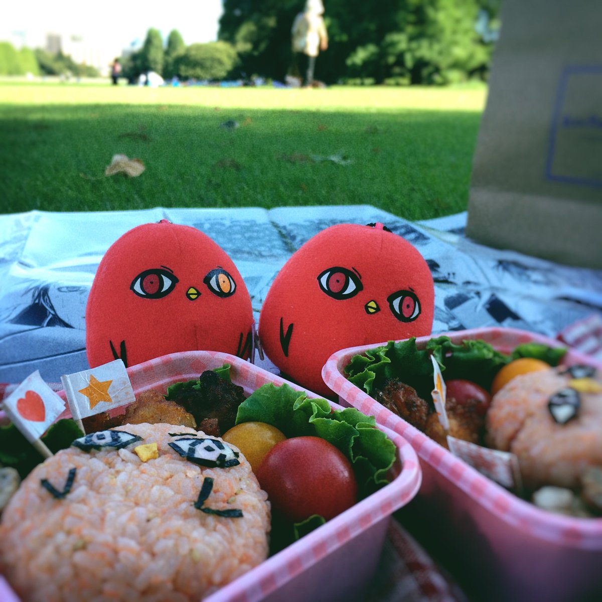 ピクニックしていいお天気で楽しかったー!ひよこの前で謹製ひよこ弁当と手羽先というややサイコパスな食事 ピクニックしていいお天気で楽しかったー!ひよこの前で謹製ひよこ弁当と手羽先というややサイコパスな食事