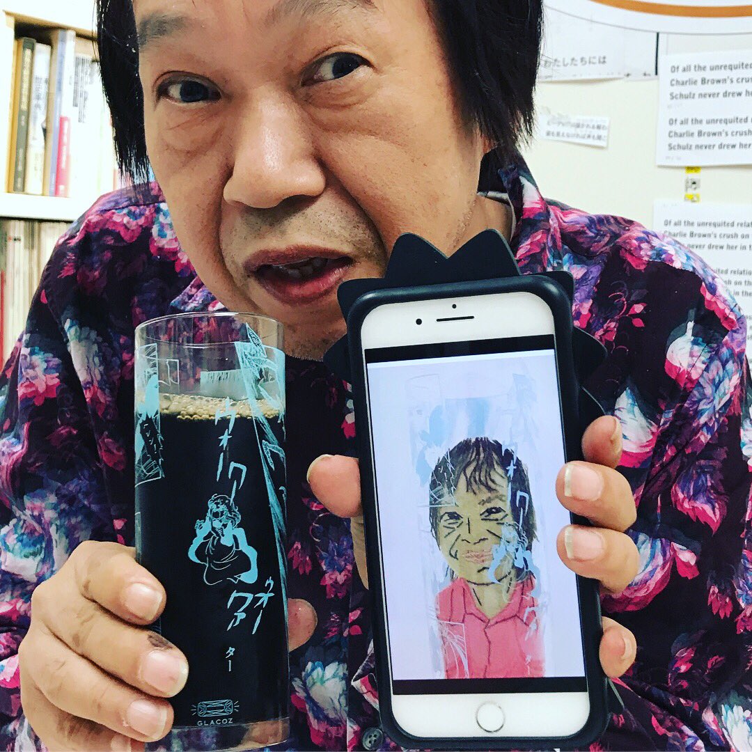さんのガラスの仮面コップ入り似顔絵刺繍(生き様イタコ刺繍)にびっくり! の祖父江さん。#ぺぱぷんたす打ち合わせ #ar さんのガラスの仮面コップ入り似顔絵刺繍(生き様イタコ刺繍)にびっくり! の祖父江さん。#ぺぱぷんたす打ち合わせ #ar