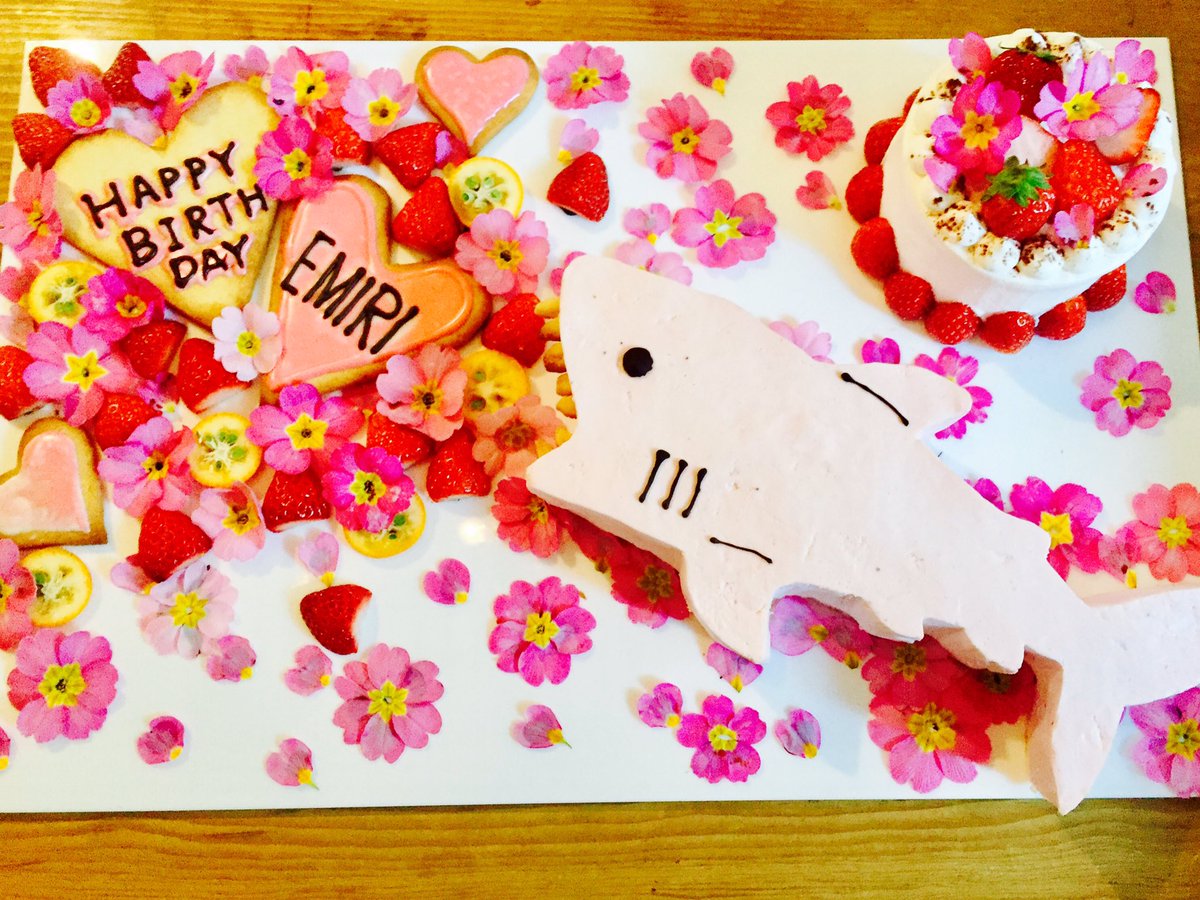 今年作成させてもらった生誕ケーキ。ちゅーどりの春野絵美莉さんは好きなピンクのサメ、まねきの藤川千愛さんは好きなうさぎ、ら 今年作成させてもらった生誕ケーキ。ちゅーどりの春野絵美莉さんは好きなピンクのサメ、まねきの藤川千愛さんは好きなうさぎ、ら