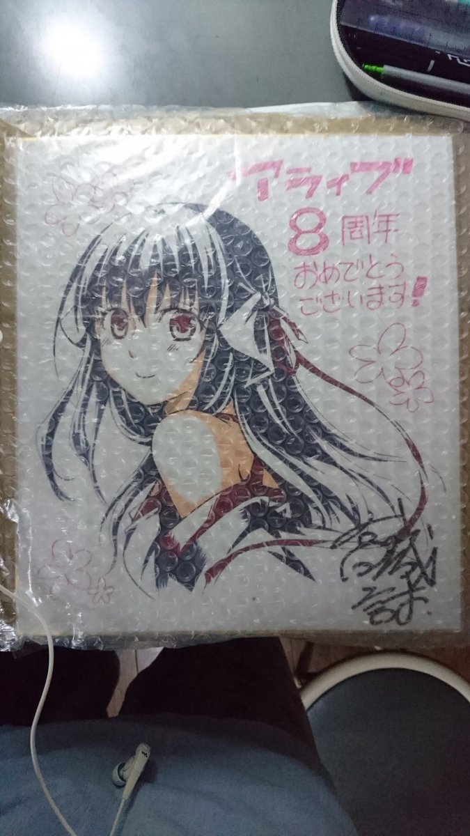 あと久しぶりに見つけた。いまだに1回も開いた事の無い、世界に1枚のアライブ8周年目の時のコミカライズ版機巧少女の色紙。今 あと久しぶりに見つけた。いまだに1回も開いた事の無い、世界に1枚のアライブ8周年目の時のコミカライズ版機巧少女の色紙。今