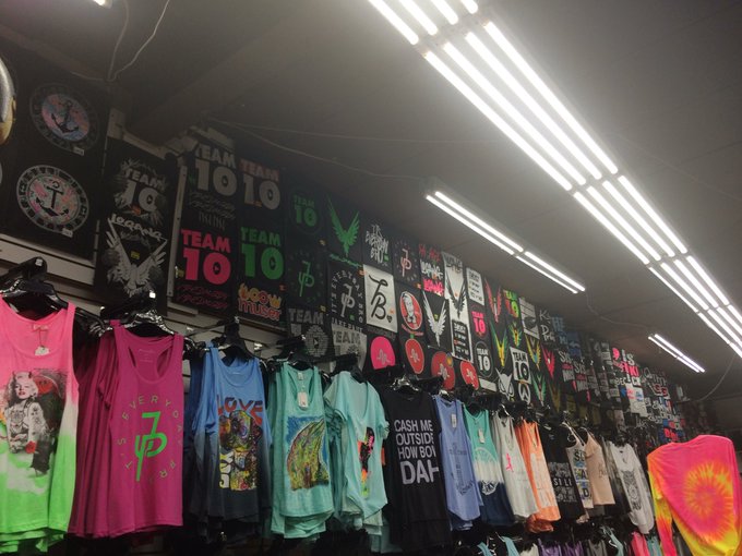 Fake merchandise all over the place in Ocean City Maryland! @jakepaul @Team10official @LoganPaul https://t.co/wX0ru2foG4