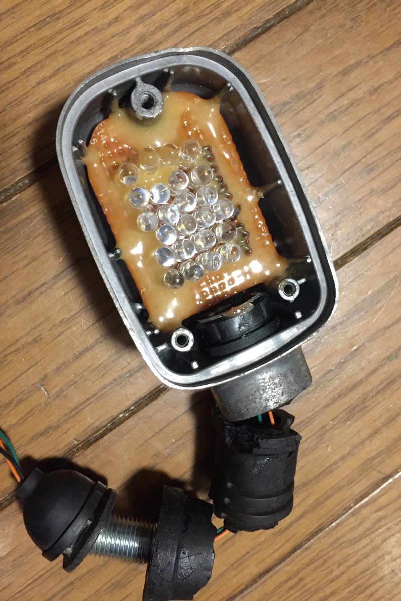 ゴムが劣化して取れてしまったウィンカー。当時の浅慮で自作LED基盤をエポキシでがっつり固定してます。交換するにはコンコン ゴムが劣化して取れてしまったウィンカー。当時の浅慮で自作LED基盤をエポキシでがっつり固定してます。交換するにはコンコン
