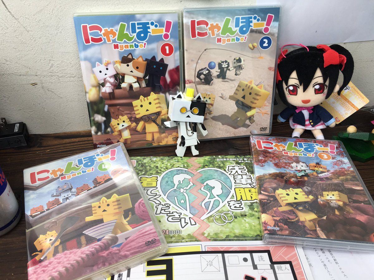 先輩、服を着てください7日目!今日の楽屋は #にゃんぼー スタイル!真ん中のにゃんぼーはシロクロといって、キヨさんと同じ 先輩、服を着てください7日目!今日の楽屋は #にゃんぼー スタイル!真ん中のにゃんぼーはシロクロといって、キヨさんと同じ