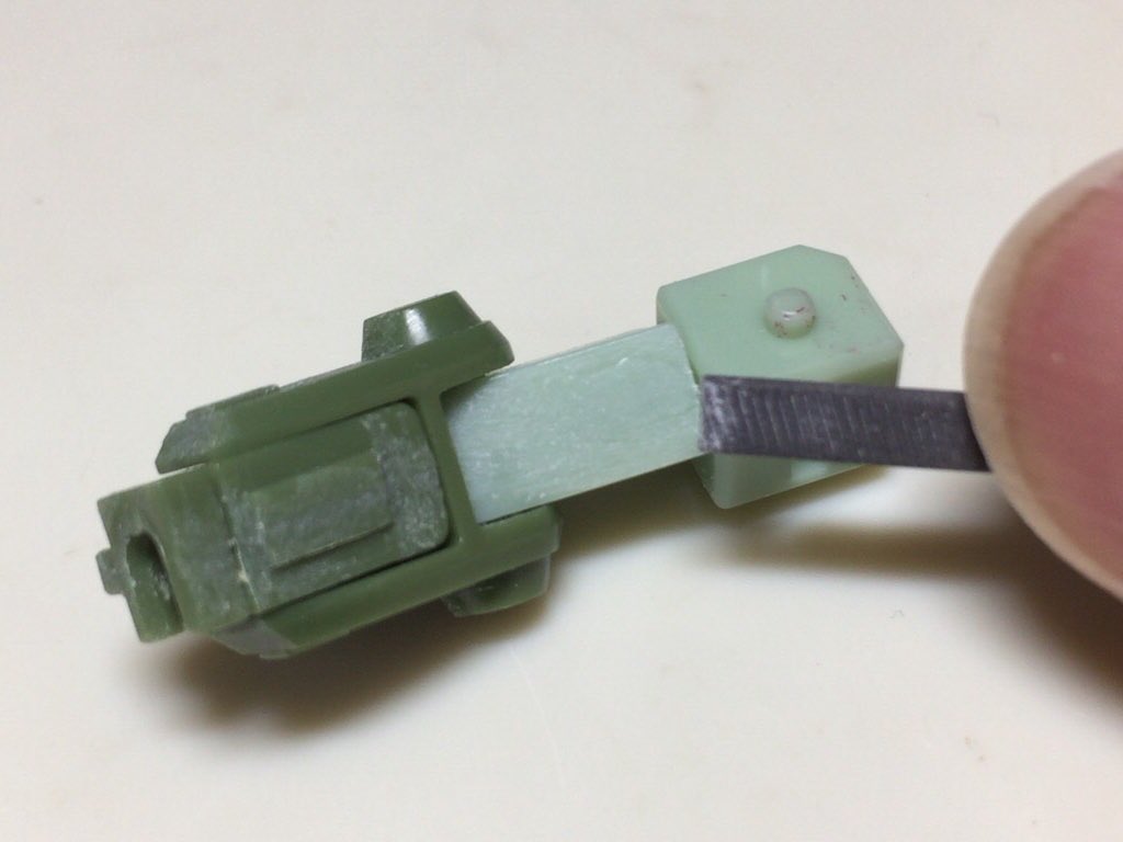 まずは丁寧なヤスリがけ作業の為新兵器を用意。スジボリ堂さんの「微美(びび)鬼斬 平」。平滑な面出しが必要でありながら入り まずは丁寧なヤスリがけ作業の為新兵器を用意。スジボリ堂さんの「微美(びび)鬼斬 平」。平滑な面出しが必要でありながら入り