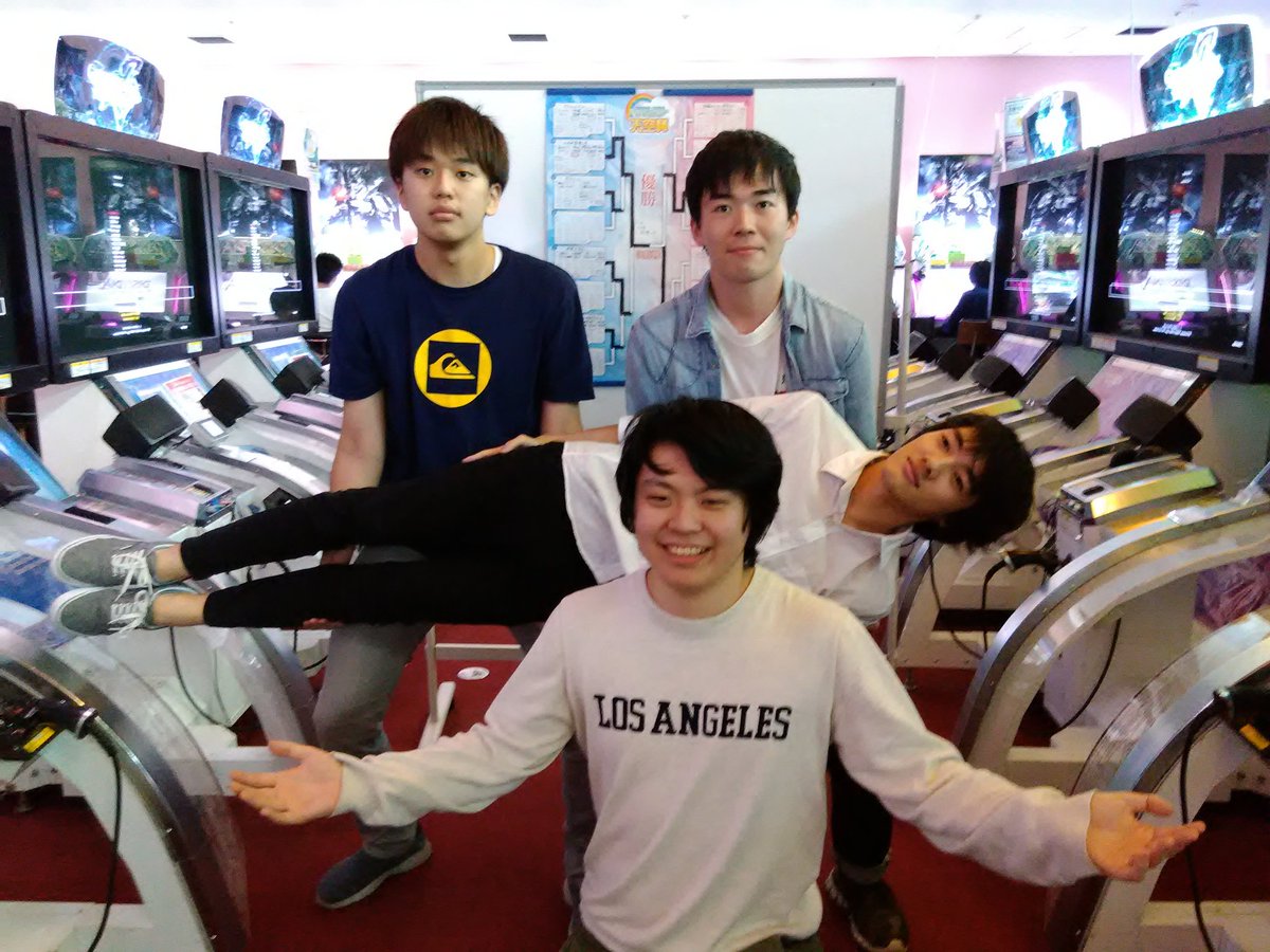 【アミューズメント】#ガンスリンガーストラトス 公式大会優勝者のお写真です(⌒▽⌒)この写真とても素敵です!!🌟#横ラ 【アミューズメント】#ガンスリンガーストラトス 公式大会優勝者のお写真です(⌒▽⌒)この写真とても素敵です!!🌟#横ラ