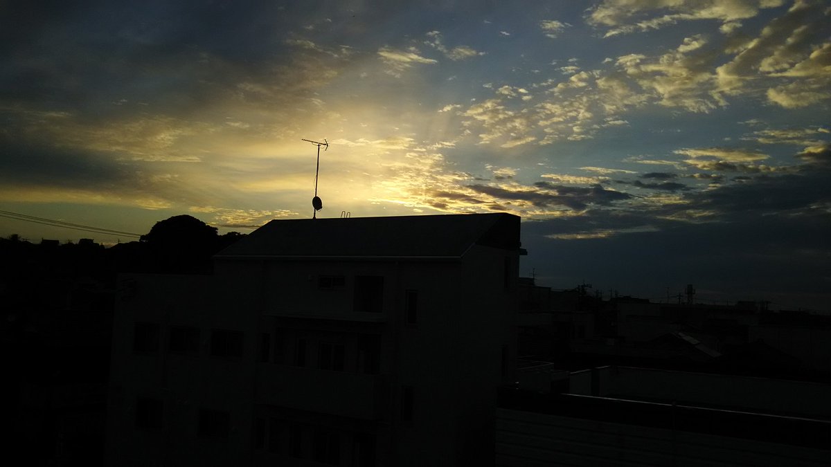 おはようございます。いまは雲が薄くかかっていますが、晴れの予報。昨日絡んで頂いた方々、有り難うございました。今日はイゼッ おはようございます。いまは雲が薄くかかっていますが、晴れの予報。昨日絡んで頂いた方々、有り難うございました。今日はイゼッ