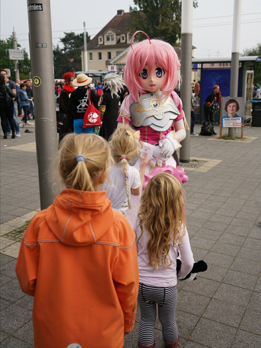 さすが我らがミルヒオーレ姫。ドイツの幼女に大人気! #DogDays #Connichi さすが我らがミルヒオーレ姫。ドイツの幼女に大人気! #DogDays #Connichi