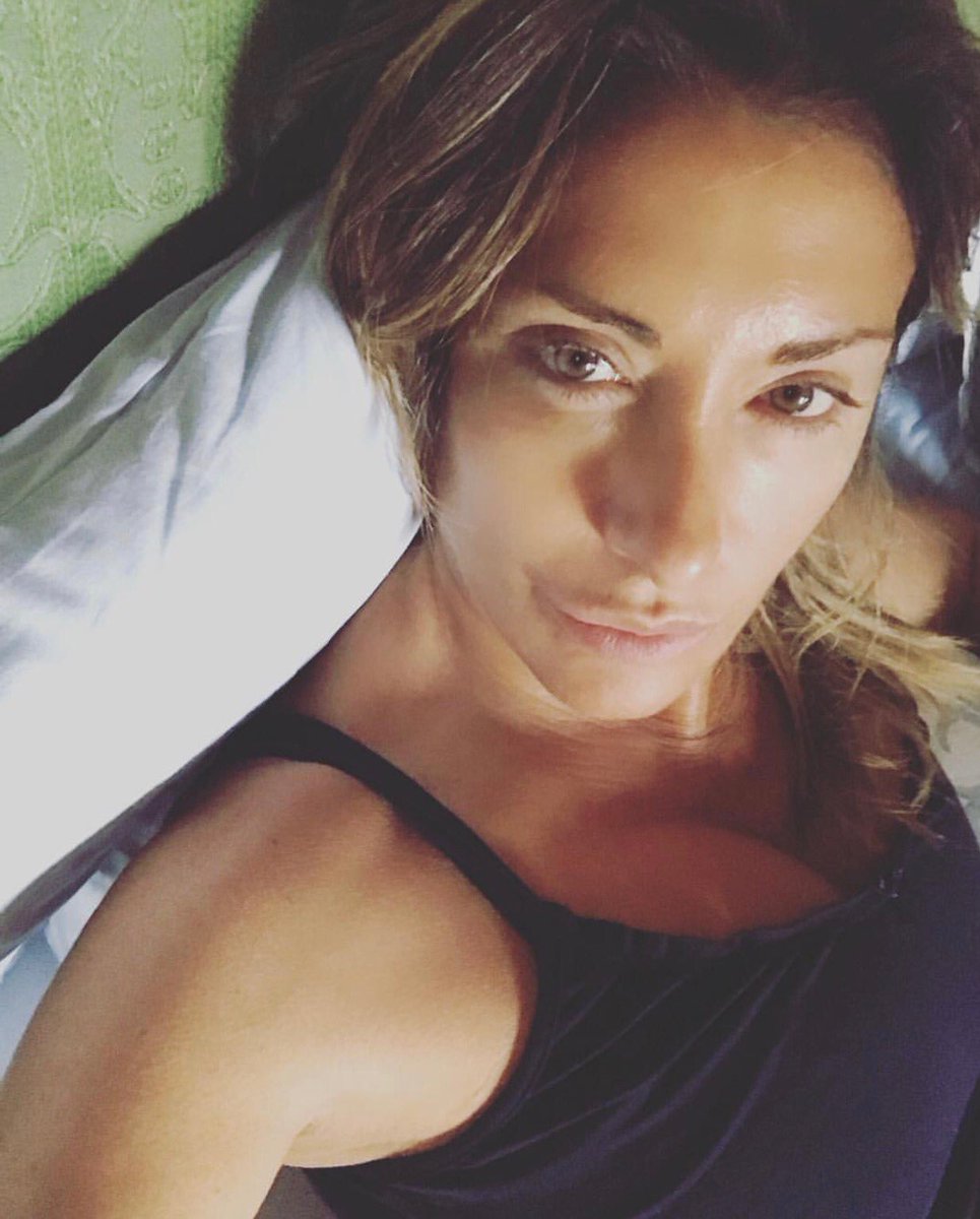 Lazy rainy day !! #sunday #lazyrainyday #bedroom #bed #sabrinasalerno https://t.co/57z9J91GnT